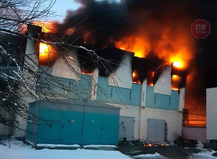 У Полтаві масштабна пожежа: працюють 42 вогнеборця (фото)