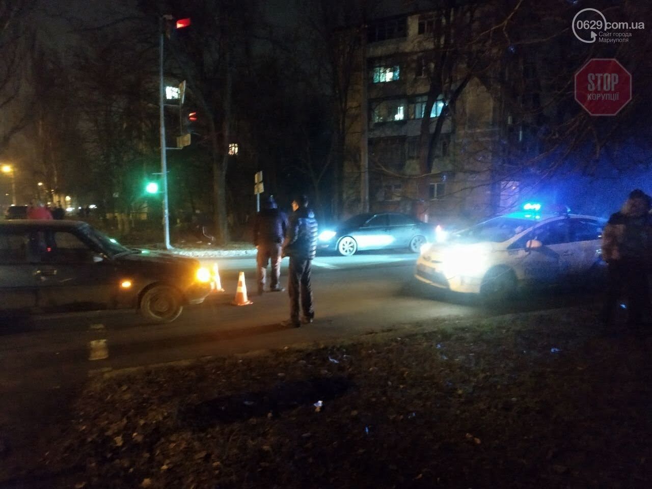 На Донеччині автомобіль збив двох людей на переході: хлопець в лікарні (фото)