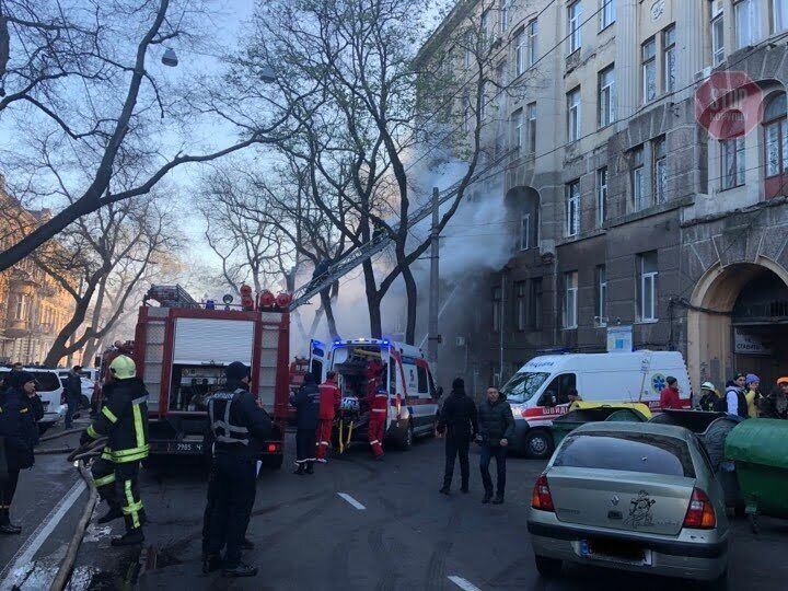Пожежа в центрі Одеси: горить коледж (фото, відео)