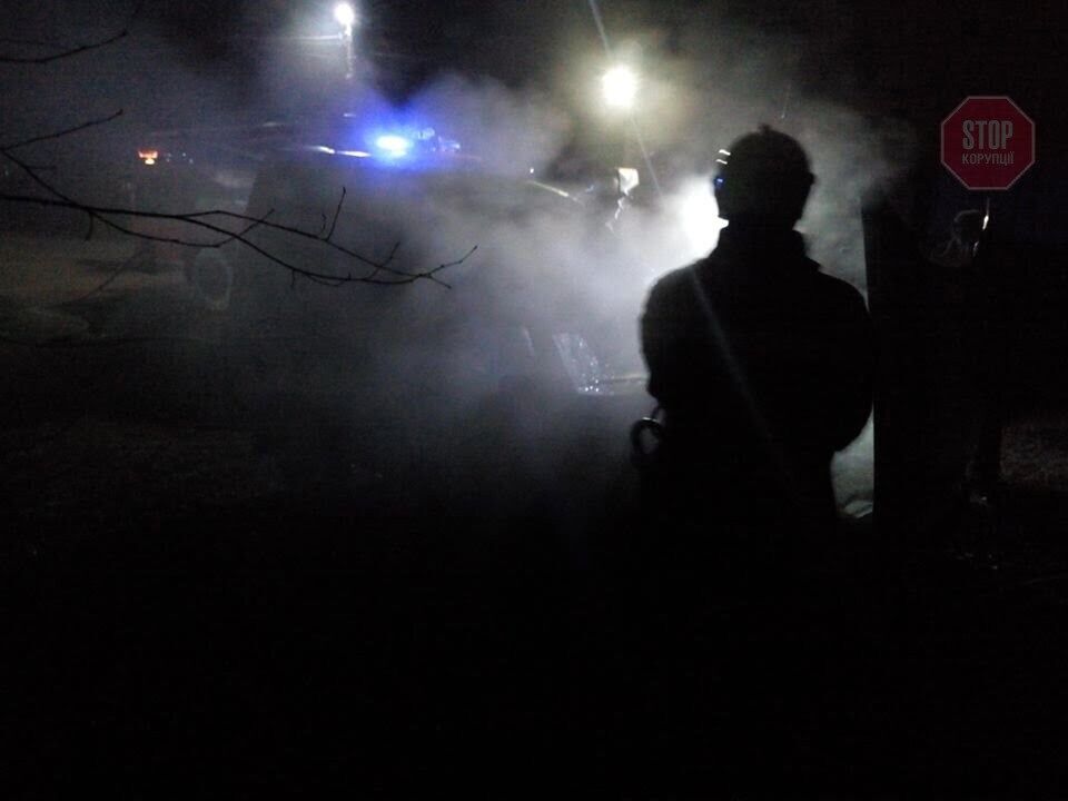 На Київщині з палаючого авто врятували чоловіка (фото)