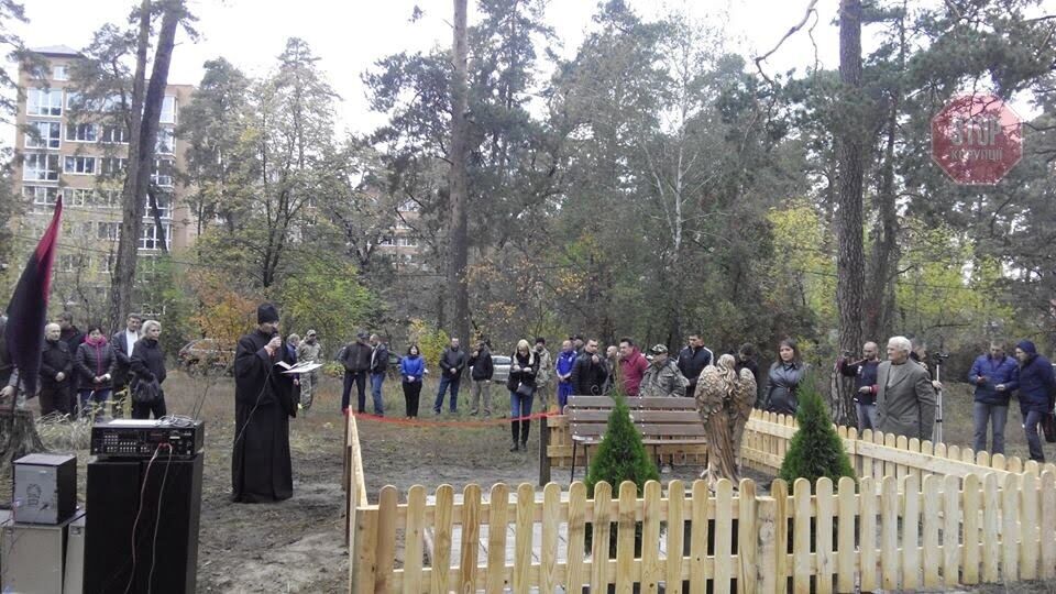 На Київщині невідомі вкрали пам'ятник героям АТО, а потім кинули в болото (фото)
