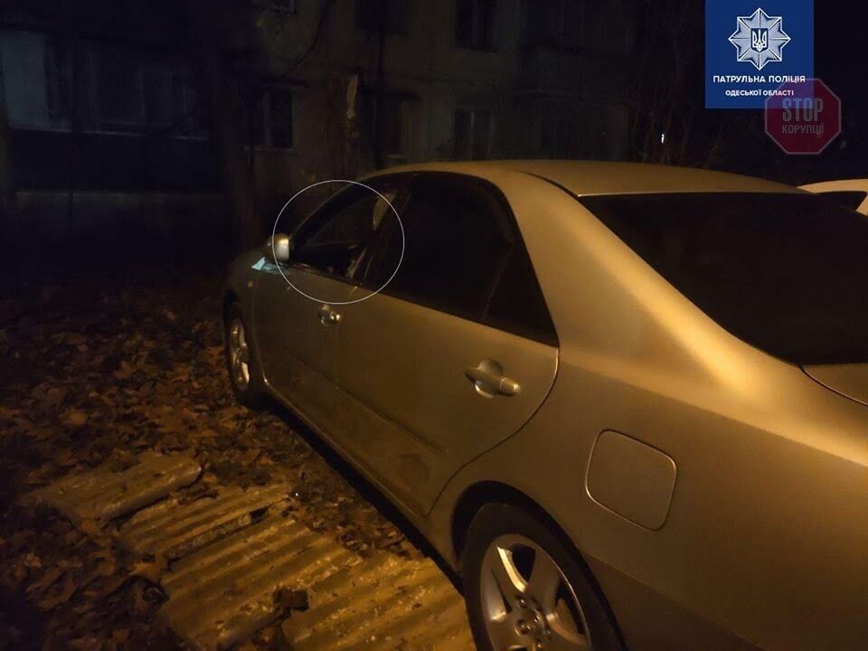 В Одесі невідомі потрощили скло в трьох автівках: поліція затримала злочинців (фото)