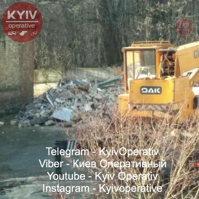 У Києві на території школи стався вибух: подробиці (фото)