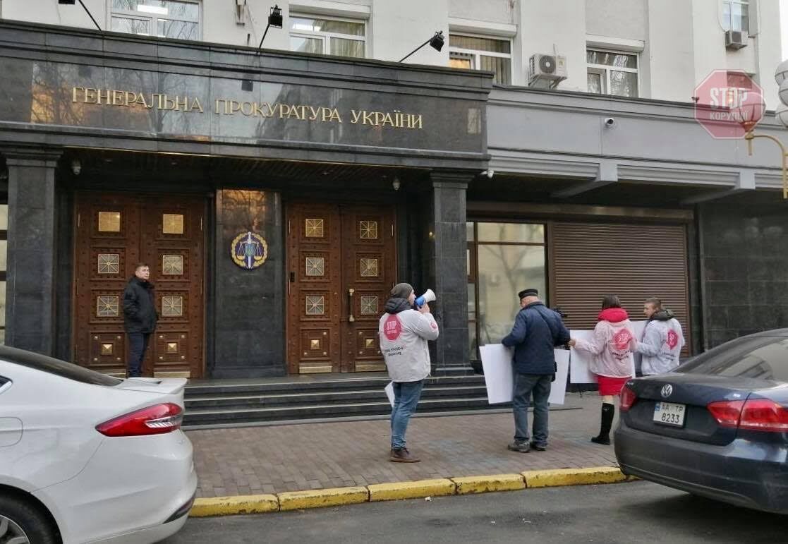 Активісти вимагали відкрити кримінальне провадження у справі Скосаря та Візгалова. Фото: ''СтопКор''