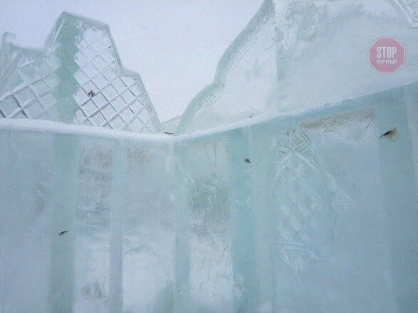 У Росії побудували льодове містечко з вмерзлою рибою всередині (фото)