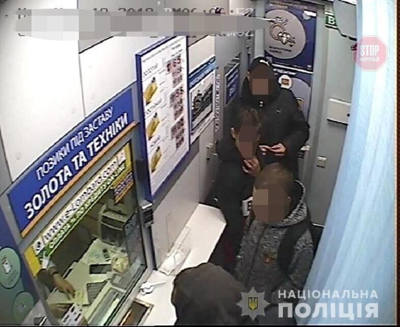 У Києві пограбували підлітка: поліція швидко затримала злодіїв (фото)