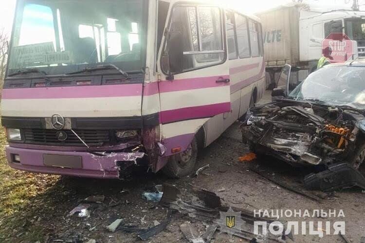 На Тернопільщині у ДТП потрапив рейсовий автобус, є поранені (фото)