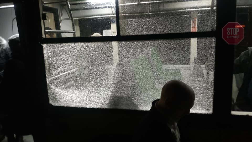 У Львові невідомі обстріляли автобус (фото, відео)