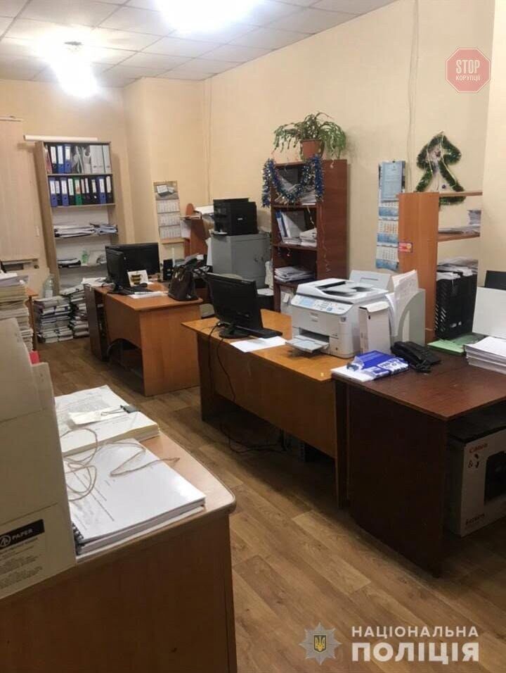 У Миколаєві поліцейські викрили на хабарі посадовицю міської ради