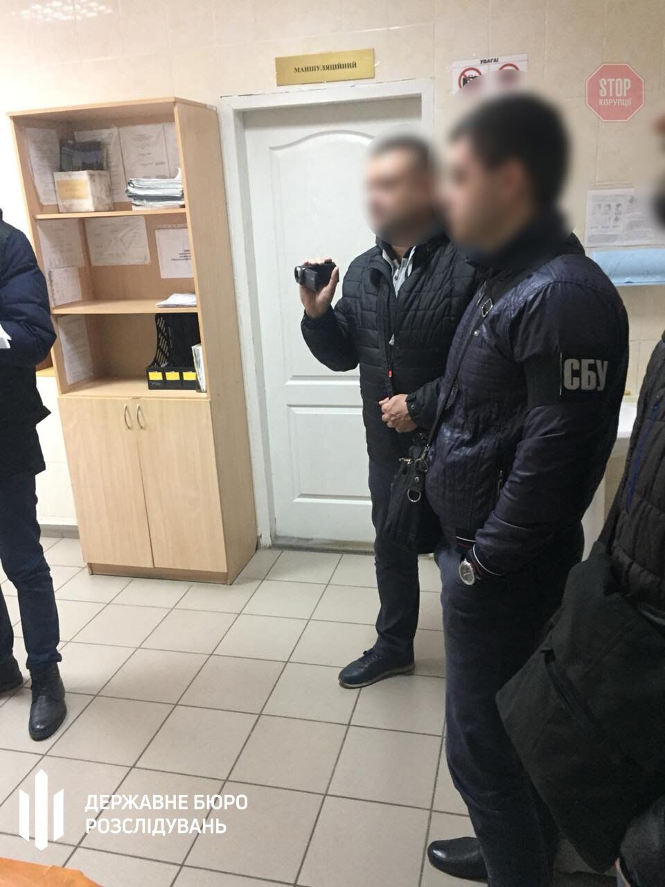На Дніпропетровщині ДБР повідомило про підозру правоохоронцю за вимагання доларового хабара (фото)