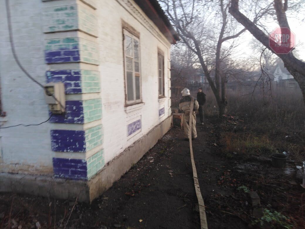 На Кіровоградщині під час гасіння пожежі в будинку вогнеборці врятували чоловіка (фото)