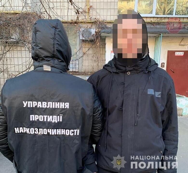 Вирощував та продавав канабіс: у Києві затримали наркоділка (фото)