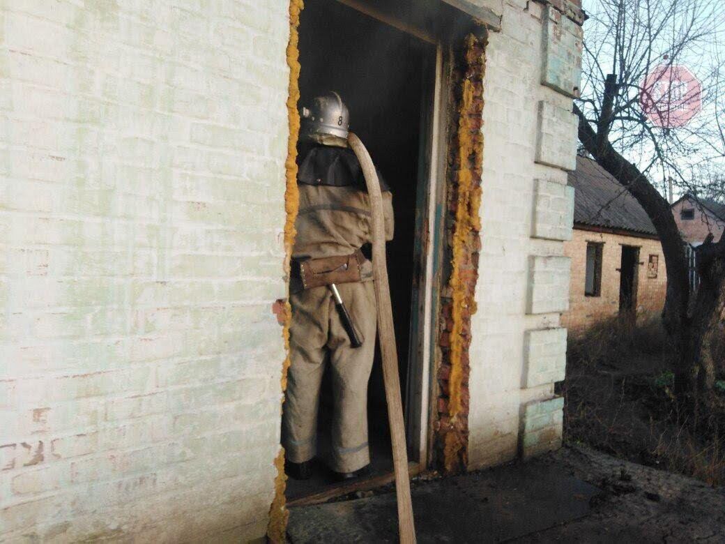 На Кіровоградщині під час гасіння пожежі в будинку вогнеборці врятували чоловіка (фото)
