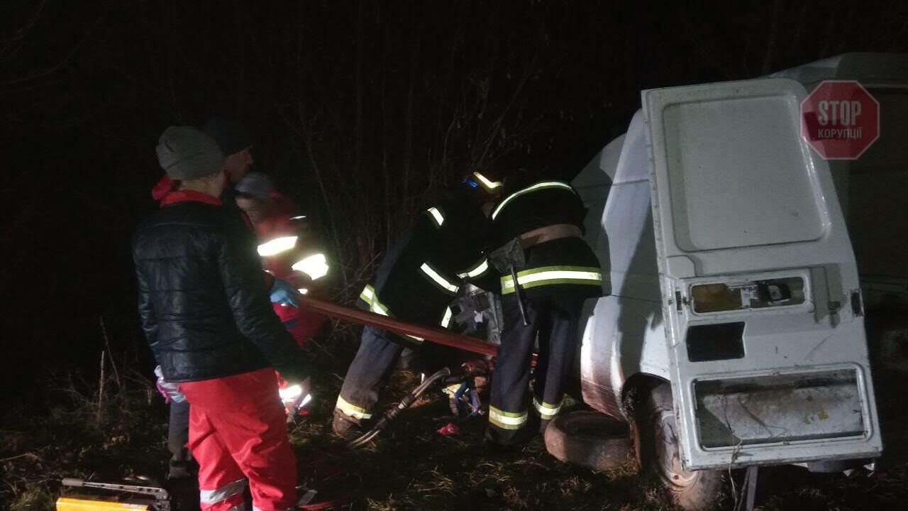 На Запоріжжі рятувальники деблокували водія з понівеченої автівки: подробиці (фото)