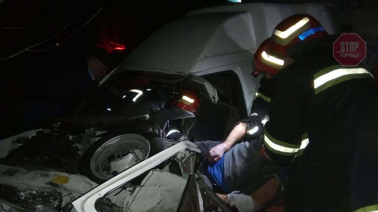 На Запоріжжі рятувальники деблокували водія з понівеченої автівки: подробиці (фото)