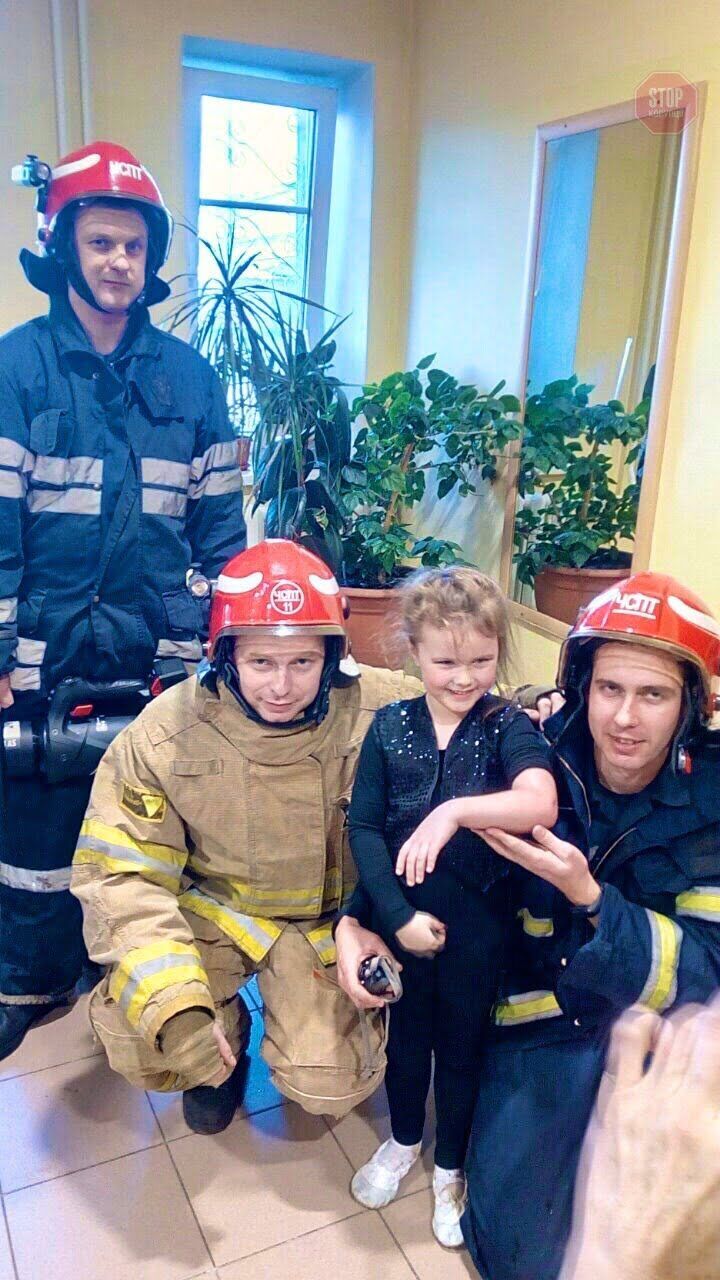 У Києві рятувальники звільнили дитину, яка застрягла в батареї (фото)