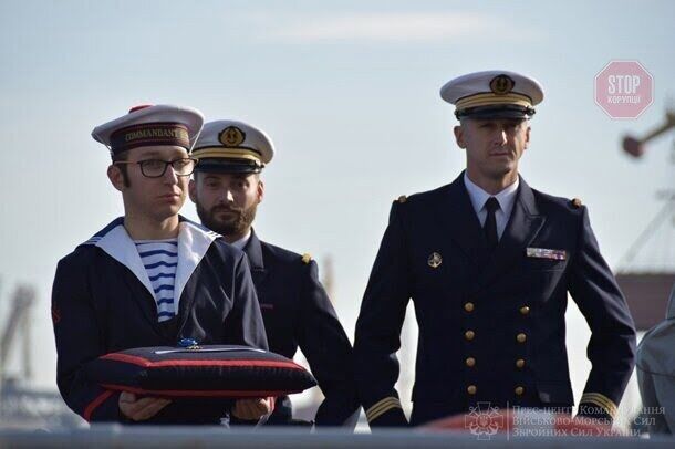 Президент Франції нагородив українського моряка орденом (фото)