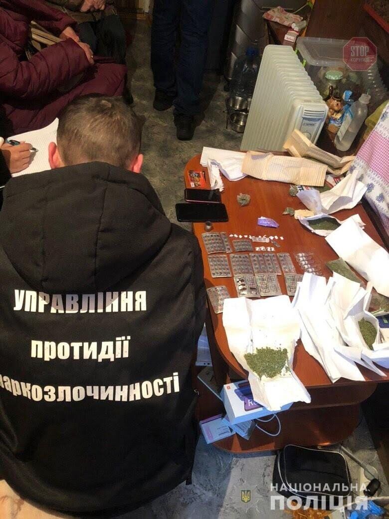 Наркотики на пів мільйона гривень: у Києві затримали жінку-наркодилера (фото)