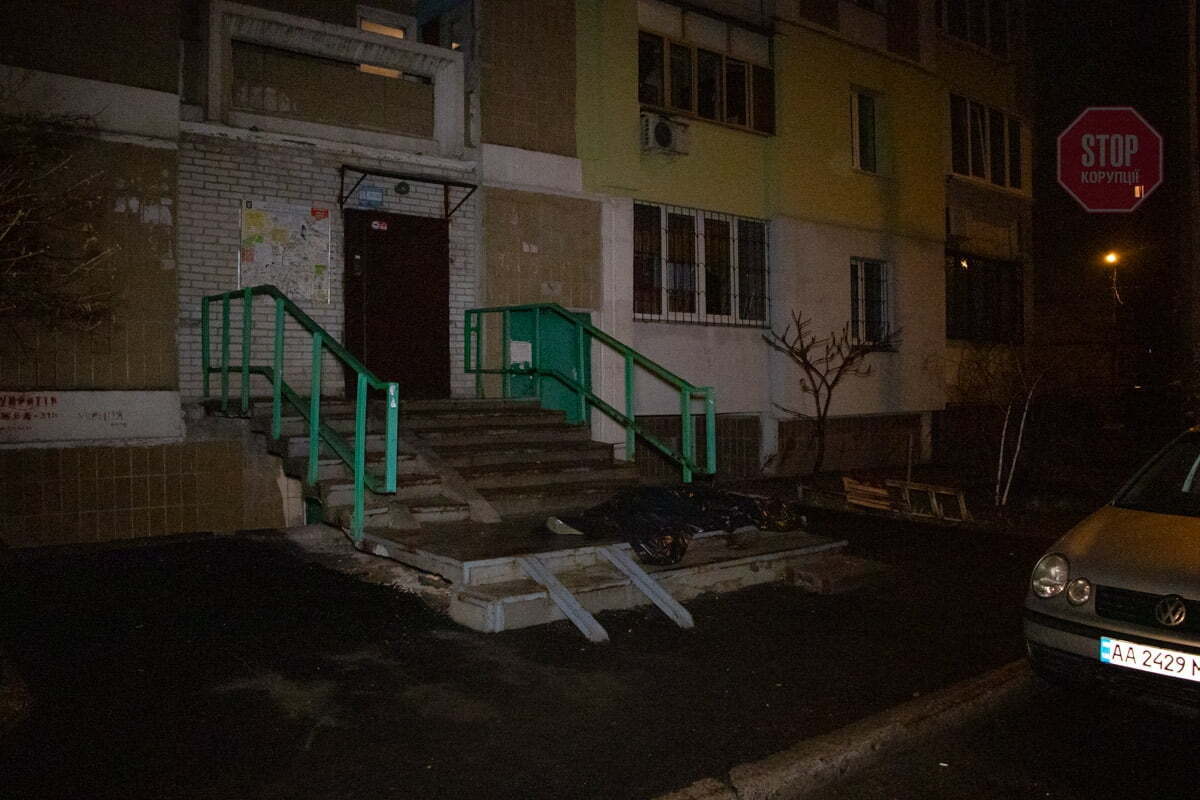 У Києві пенсіонер з порізаними руками випав з балкона багатоповерхівки (фото, відео)