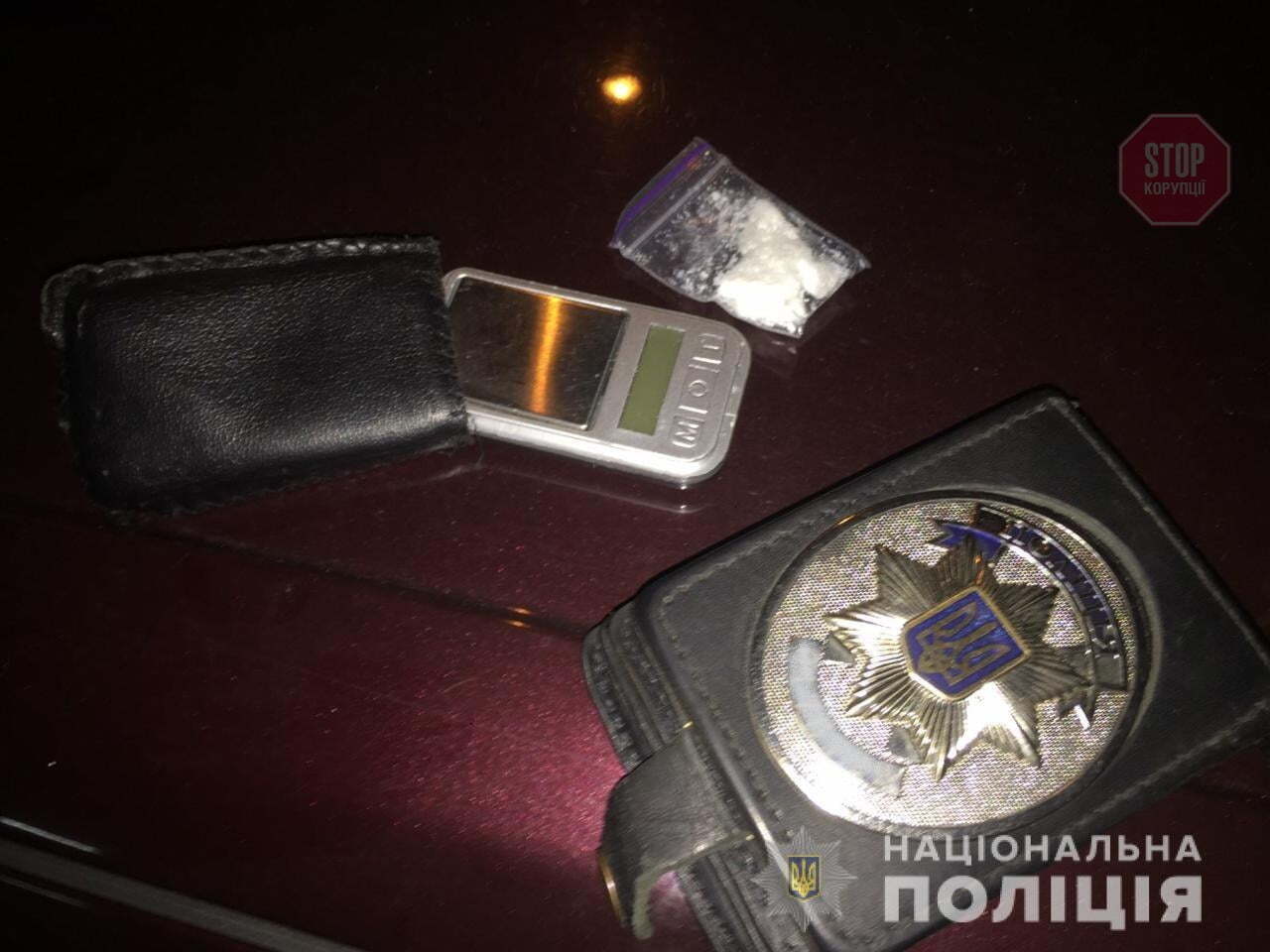 На Київщині затримали патрульного поліцейського, який “підробляв” продажом наркотиків (фото)