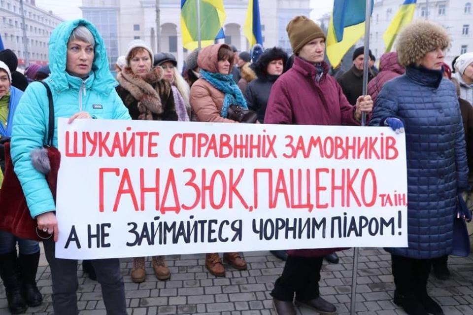 Дестабілізує ситуацію в регіоні, співпрацює з РФ: екс-мера Херсона Сальдо засудили на народому вічі