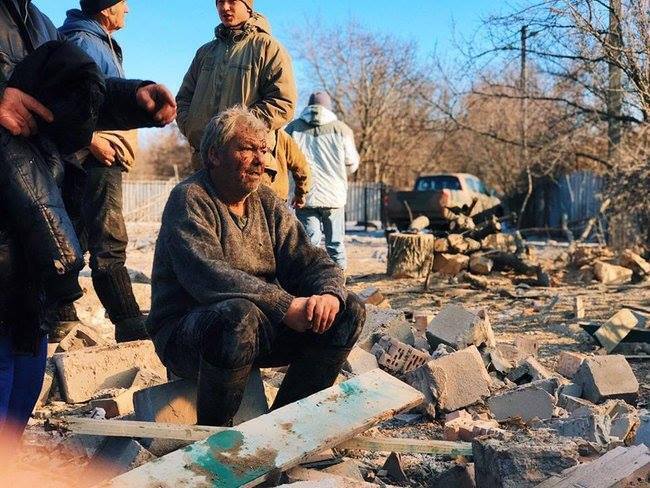 Більше ніж фото: російськомовний пенсіонер на руїнах свого будинку – РФ ''рятувала'' його артобстрілом, а він дивом вижив
