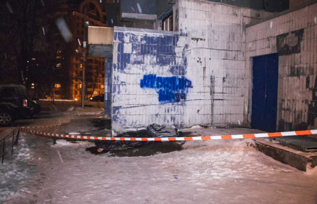 У Києві з вікна 9 поверху випав чоловік – фото