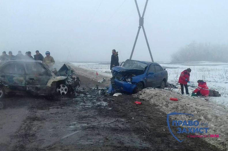 У трагічній ДТП біля КПВВ ''Мар'їнка'' загинуло 5 осіб: пасажири згоріли заживо – кадри