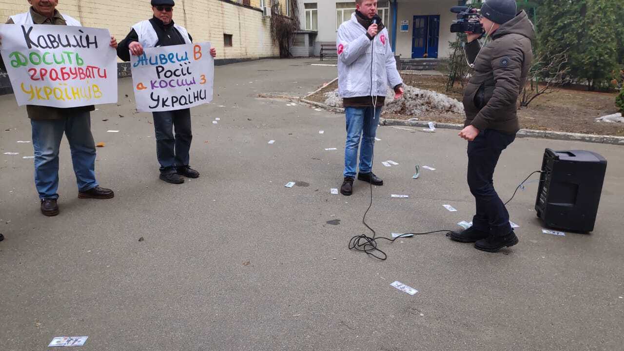 Нащо той бізнес, коли можна в ДФС? Активісти «СтопКору» прийшли до чиновника з найбагатшої ТОП-5