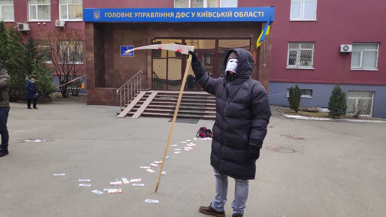 Нащо той бізнес, коли можна в ДФС? Активісти «СтопКору» прийшли до чиновника з найбагатшої ТОП-5