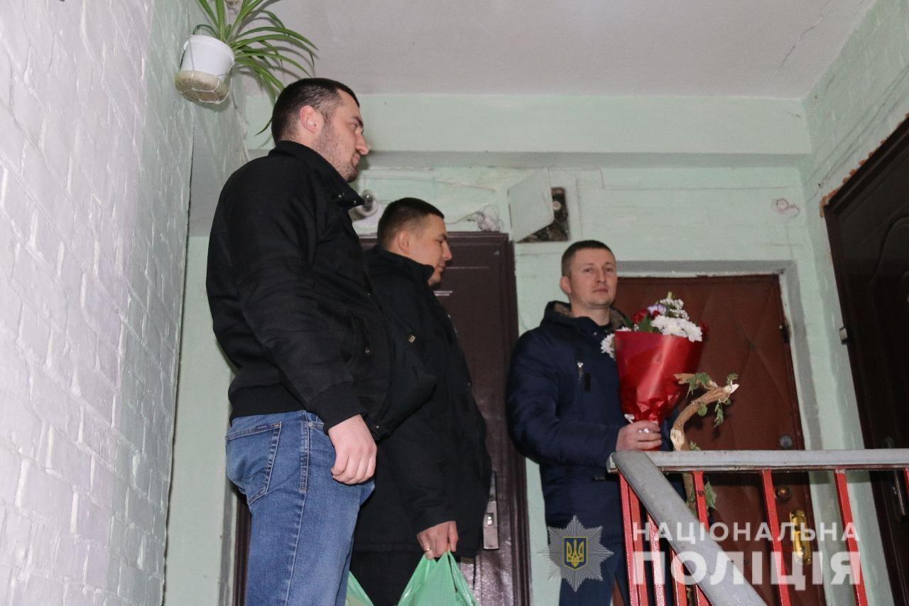 На Київщині поліцейські навідали пенсіонерку, яка вижила після пострілу в голову (ФОТО)