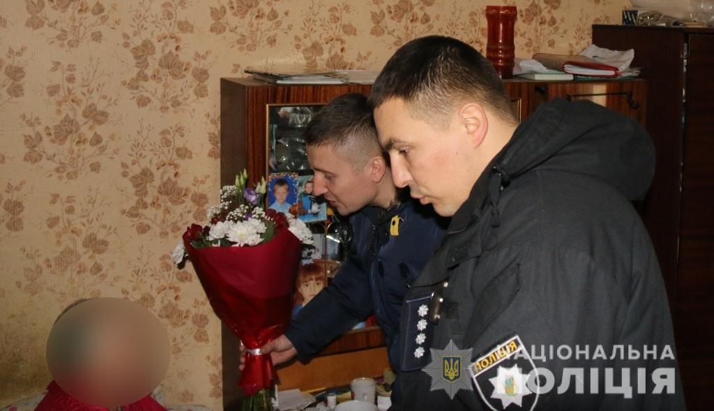 На Київщині поліцейські навідали пенсіонерку, яка вижила після пострілу в голову (ФОТО)