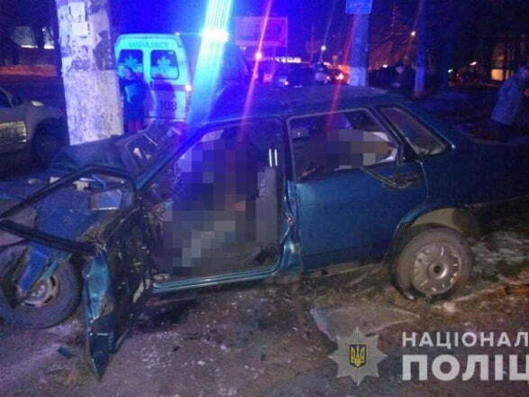 На Одещині водій легковика зіткнувся з електроопорою, є загиблі – фото