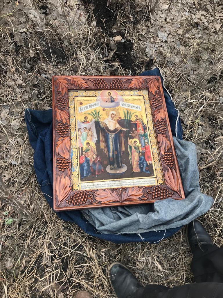 На Одещині в лісі знайшли викрадені церковні цінності