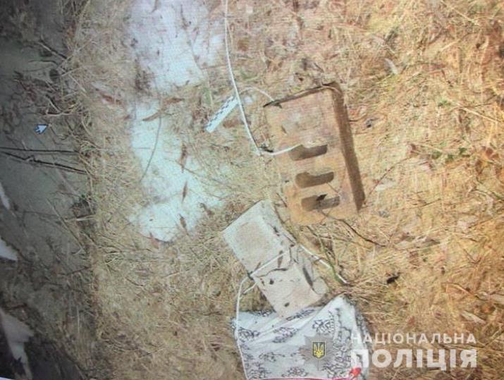 Прив’язав цеглу до тіла та втопив у канаві – на Київщині чоловік розправився зі своєю співмешканкою