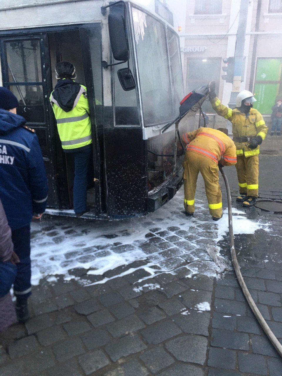 У Чернівцях на ходу спалахнув тролейбус із людьми всередині (ФОТО)