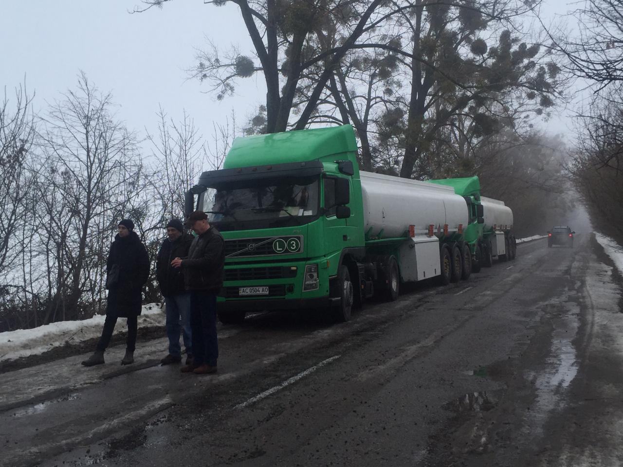  На територію підприємства також прибули бензовози