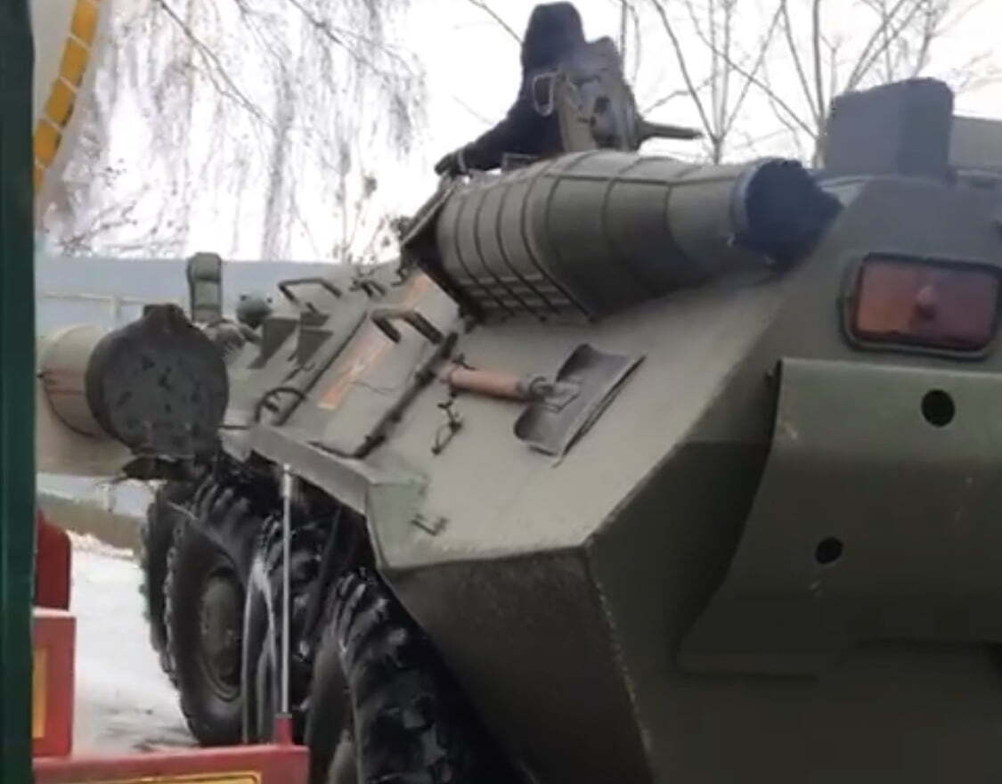 Військова спецоперація чи рейдерське захоплення? На підприємство під Києвом заїхали люди на БТР (ФОТО)