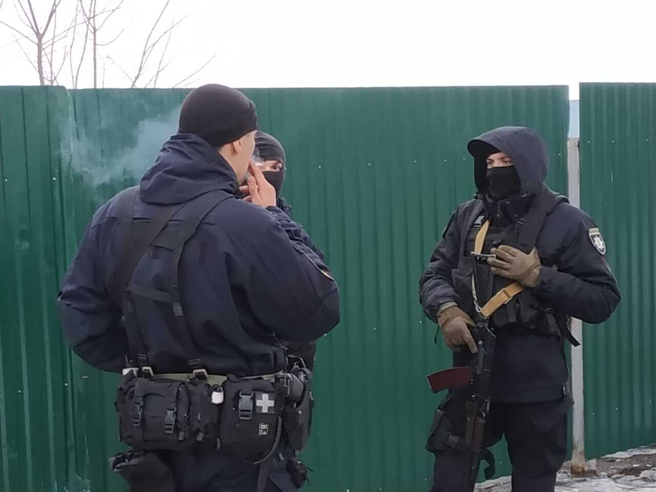 Військова спецоперація чи рейдерське захоплення? На підприємство під Києвом заїхали люди на БТР (ФОТО)