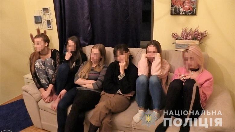 Працювали позмінно – в Києві викрили елітну онлайн-порностудію зі штатом “працівниць” (ФОТО)