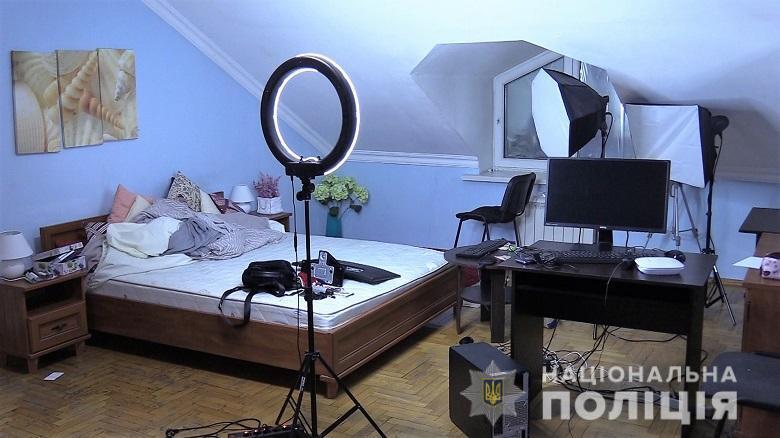 Працювали позмінно – в Києві викрили елітну онлайн-порностудію зі штатом “працівниць” (ФОТО)