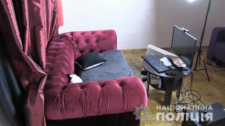 Працювали позмінно – в Києві викрили елітну онлайн-порностудію зі штатом “працівниць” (ФОТО)