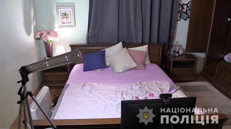 Працювали позмінно – в Києві викрили елітну онлайн-порностудію зі штатом “працівниць” (ФОТО)