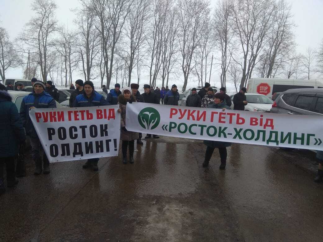 Взяли у заручники комбікорм: на Чернігівщині тітушки блокують роботу агрохолдингу