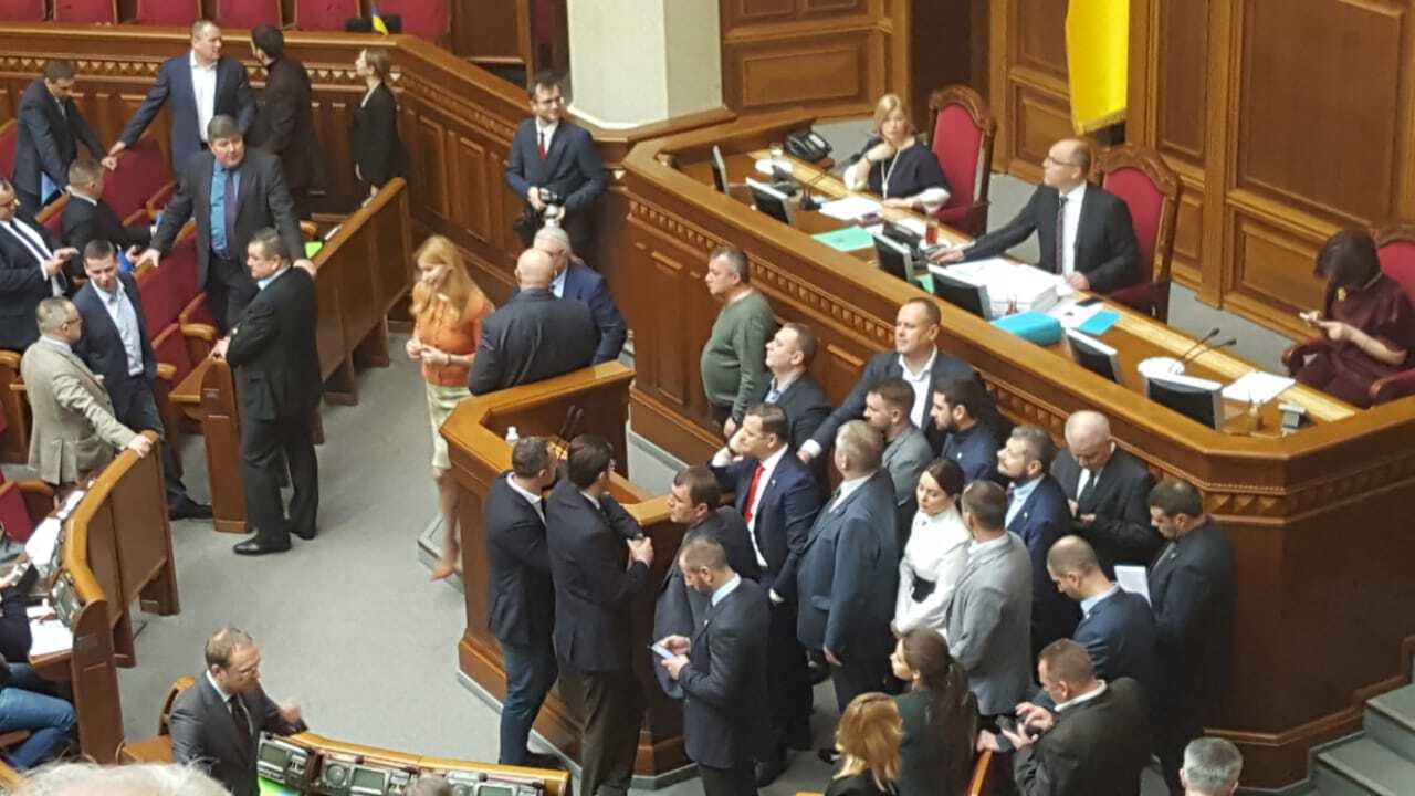 Зміни до Конституції відкладаються? Як ''радикали'' і ''Батьківщина'' намагалися зірвати засідання ВР