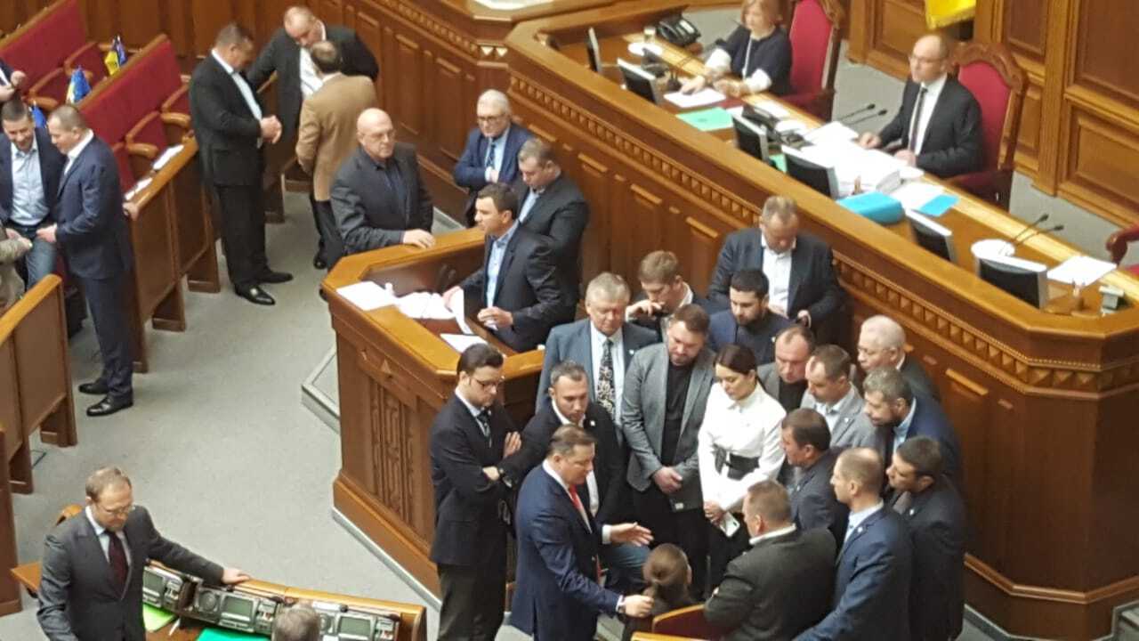 Зміни до Конституції відкладаються? Як ''радикали'' і ''Батьківщина'' намагалися зірвати засідання ВР