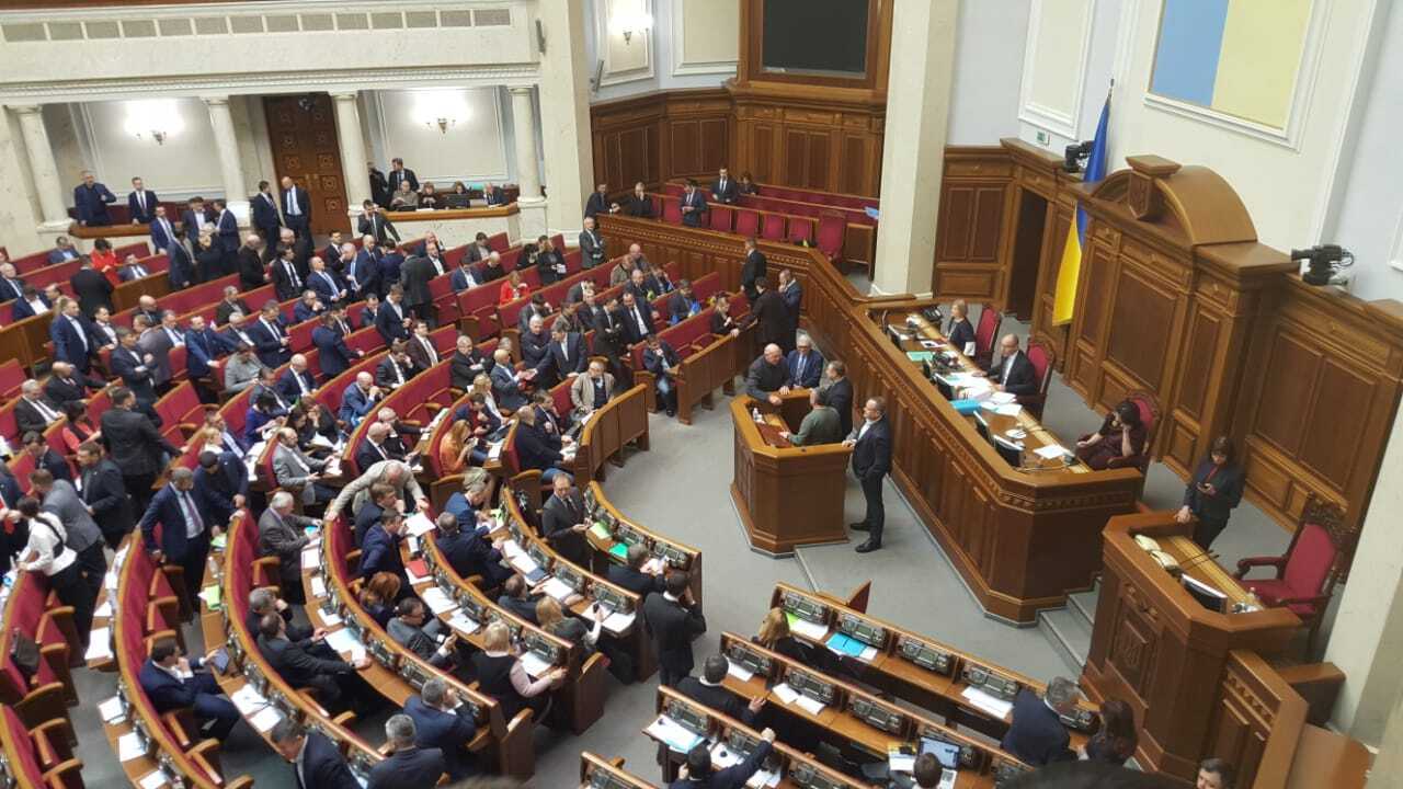 Зміни до Конституції відкладаються? Як ''радикали'' і ''Батьківщина'' намагалися зірвати засідання ВР
