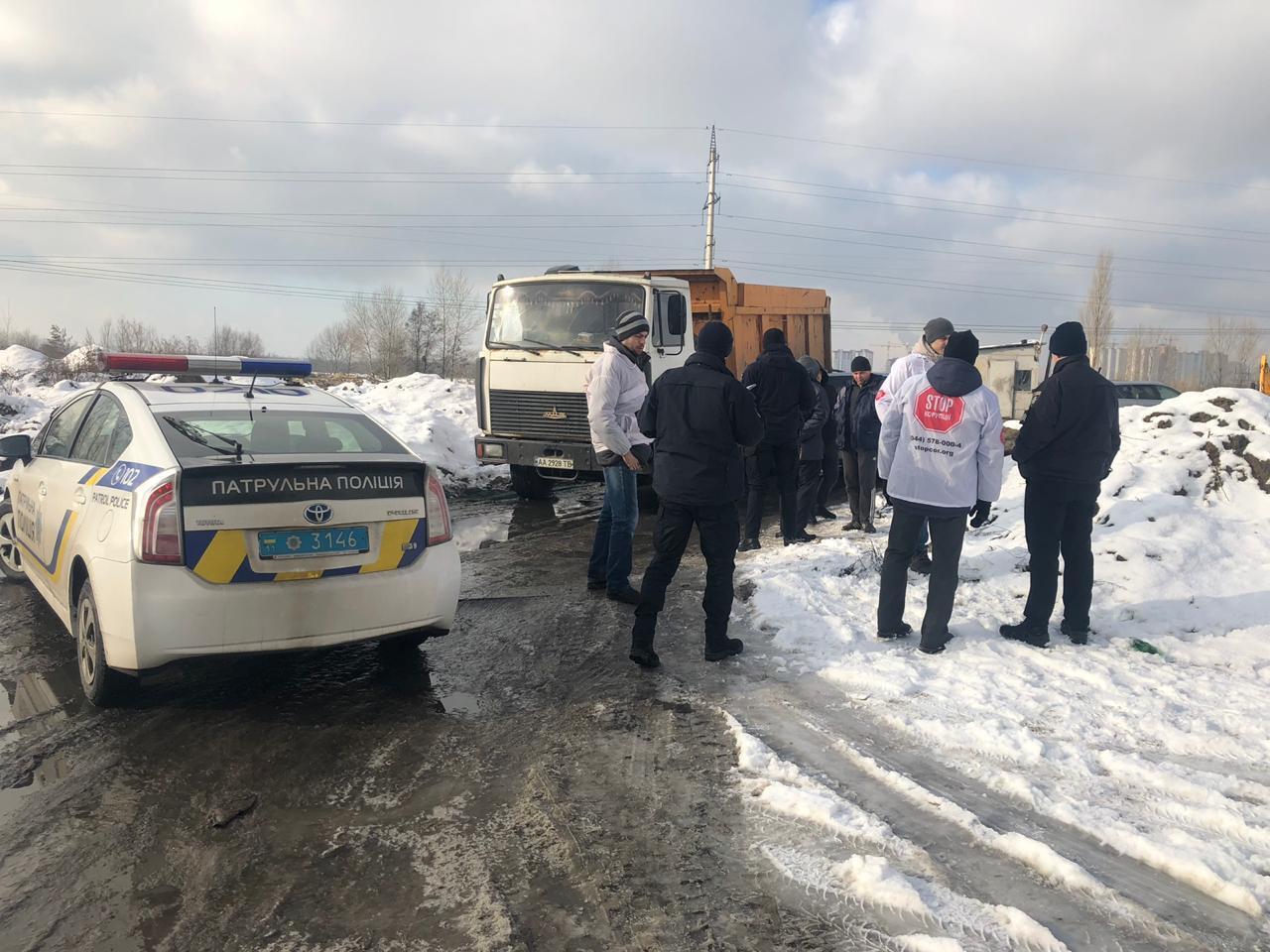 Жителі столичних Позняків можуть залишитися без води через піщаних браконьєрів