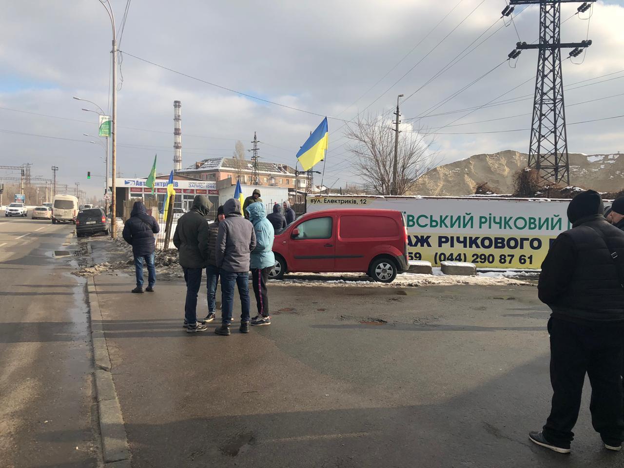 Об'єкти змінюються – тітушки ні: у Києві люди хулігана Бурди блокують піщаний бізнес