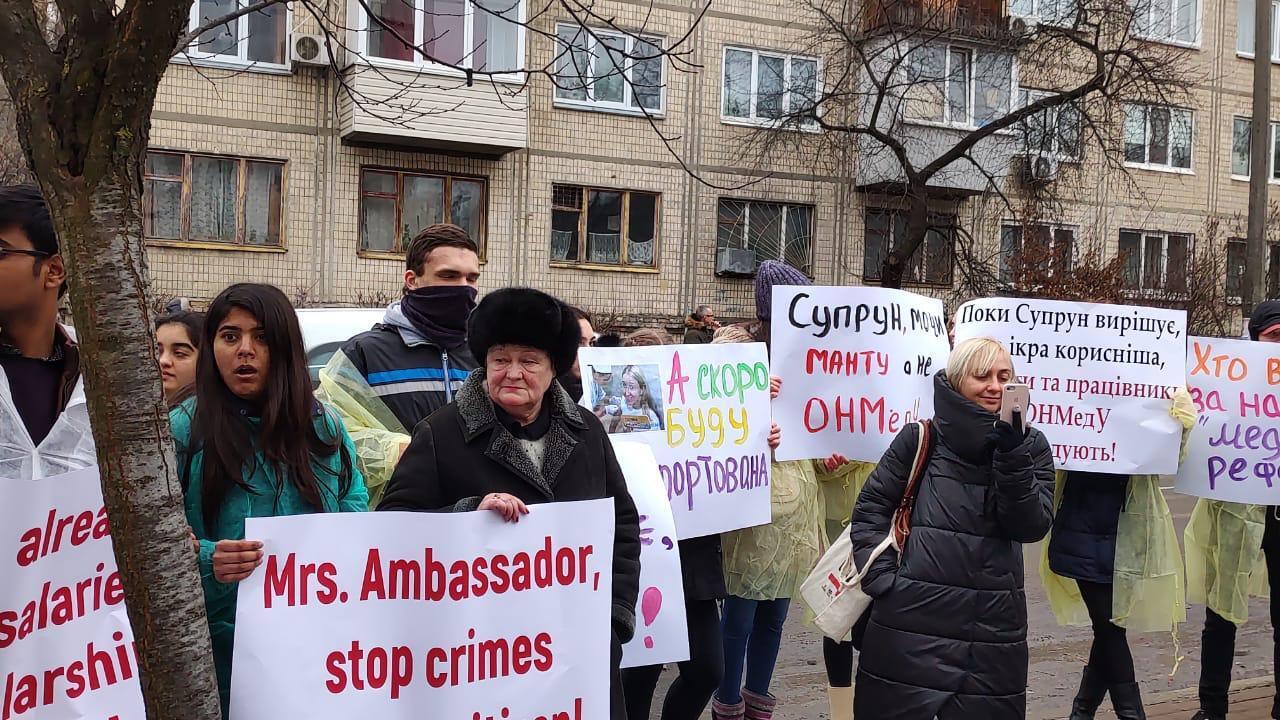 ''Чемодан, вокзал, Америка'': під посольством США вимагають звільнення очільниці МОЗу Супрун